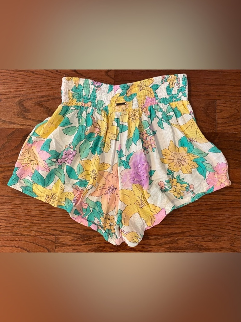 Billabong Floral Shorts Sz M White w/Floral Pattern Smocked High Waist Crinkle - Picture 3 of 5